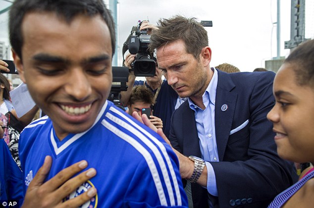Lampard vẫn được CĐV Chelsea yêu mến dù khoác áo Man City