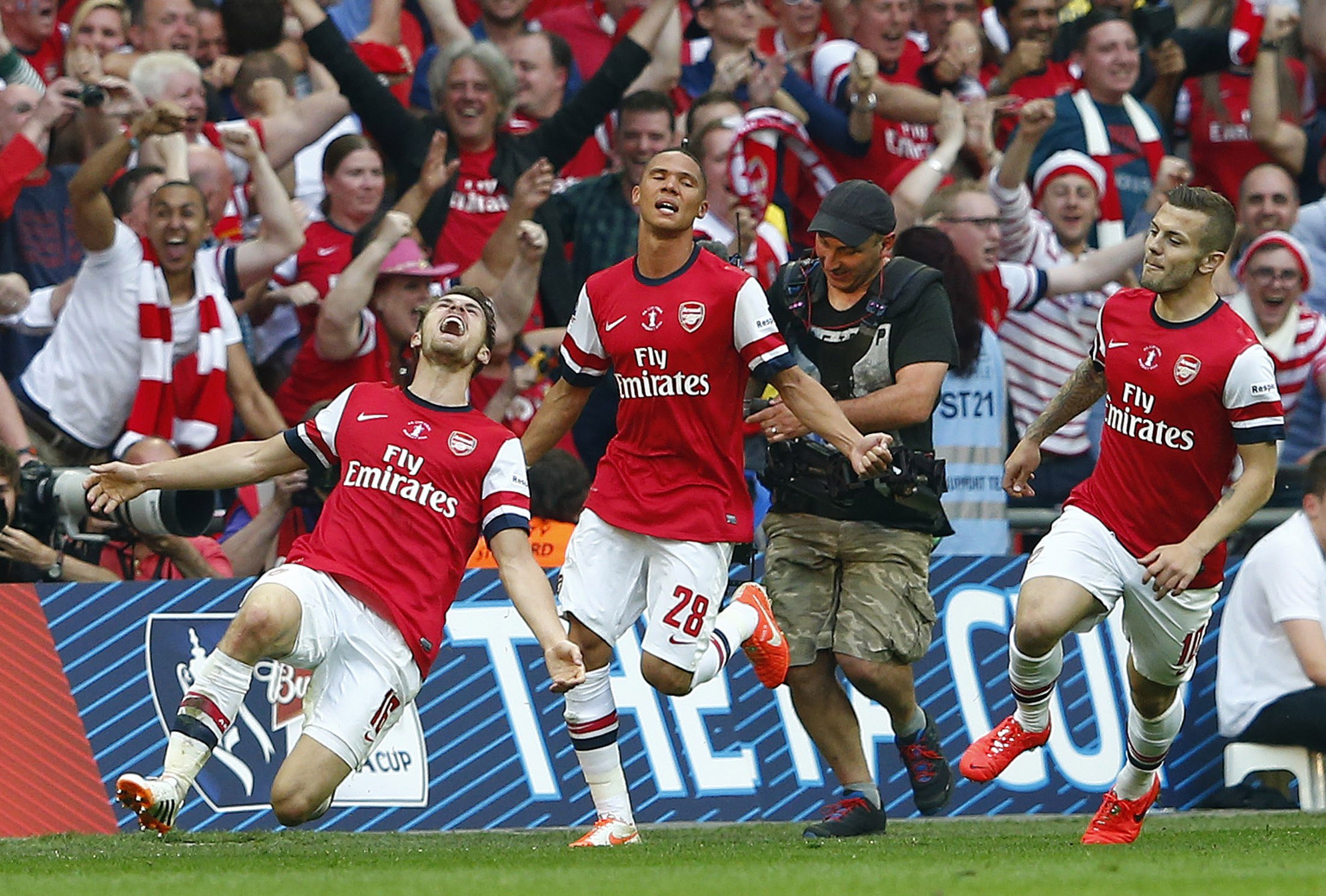 Ramsey (tr&aacute;i) ghi b&agrave;n thắng quyết định cho Arsenal