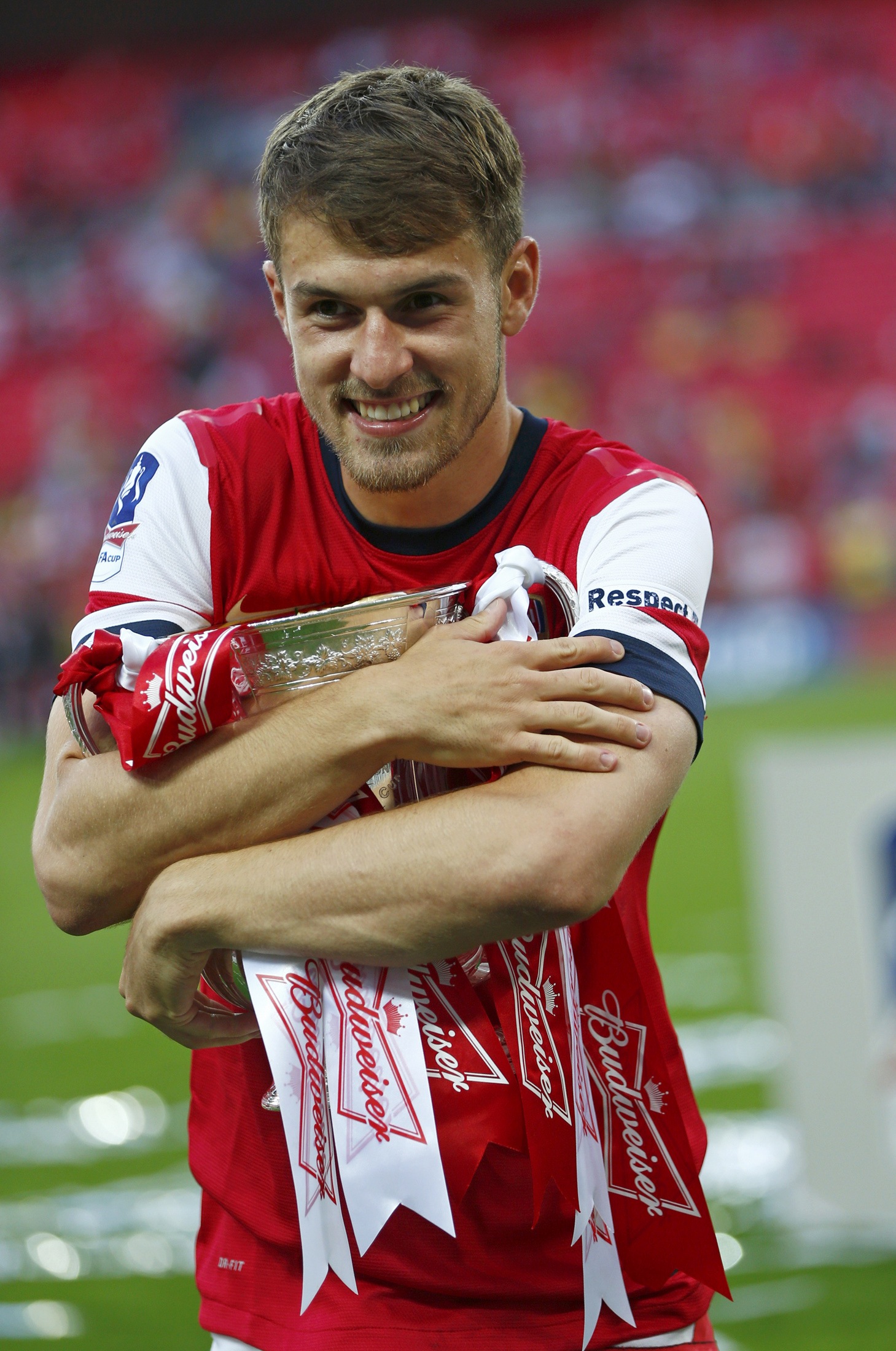 Ramsey với chiếc c&uacute;p FA