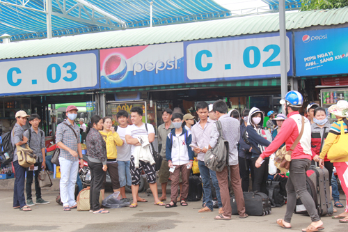 Tuy lượng người đổ về rất đ&ocirc;ng nhưng bến xe miền Đ&ocirc;ng vẫn đ&aacute;p ứng số lượng kh&aacute;ch