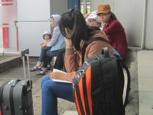 Bạn T&acirc;m (qu&ecirc; L&acirc;m Đồng) cứ tưởng ra Bến xe Miền Đ&ocirc;ng sớm l&agrave; c&oacute; xe chạy, nhưng giờ phải ngồi chờ