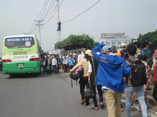 Th&iacute; sinh, phụ huynh chen lấn đ&oacute;n xe bus đến c&aacute;c điểm ga t&agrave;u, bến xe