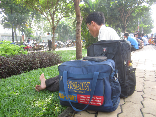 Phụ huynh chuẩn bị sẵn h&agrave;ng l&yacute; chờ con thi xong bắt xe về qu&ecirc;&nbsp;