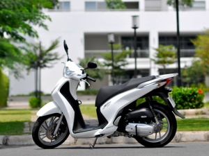 Vì sao người Việt thích chạy SH giá ngang xe hơi?