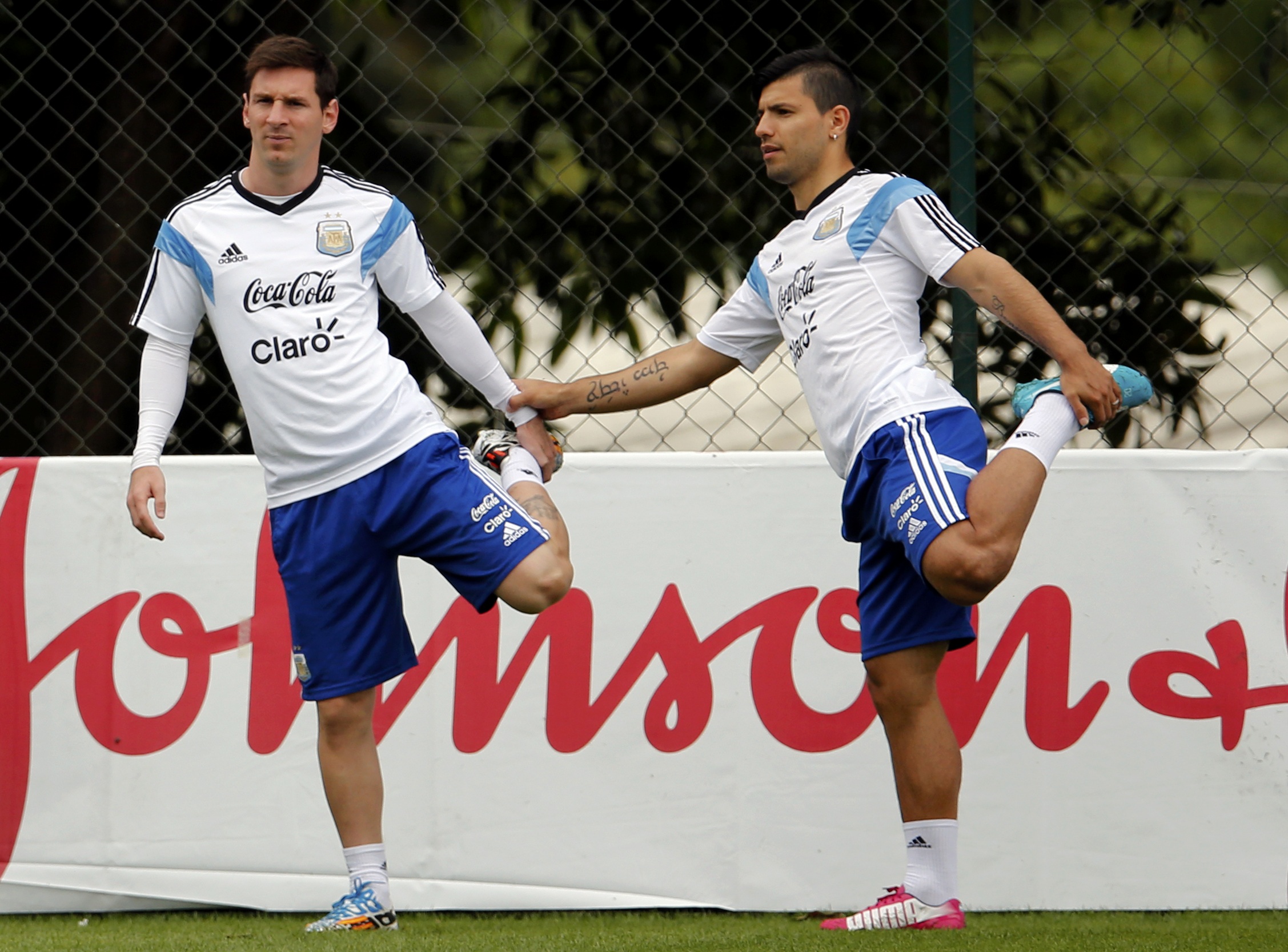 Messi v&agrave; Aguero, 2 s&aacute;t thủ của Argentina