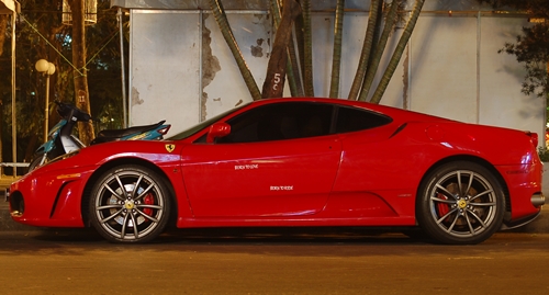 Ferrari F430 sở hữu khối động cơ V8 dung tích 4,3 lít công suất 483 mã lực. Siêu xe mất khoảng 4 giây để tăng tốc từ 0 lên 100 km/h trước khi đạt vận tốc tối đa 315 km/h.