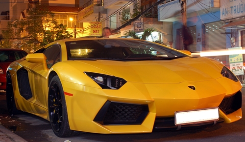 Lamborghini Aventador đầu tiên nhập về Việt Nam có màu vàng.