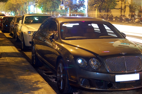 Bộ đôi siêu sang Bentley Continental Flying Spur và phía sau là Rolls-Royce Ghost.