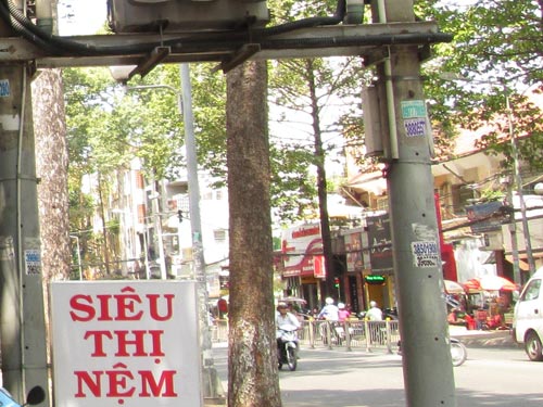 Bảng hiệu siêu thị được đặt trên một lề đường ở TP HCM: Ảnh: NGỌC ÁNH