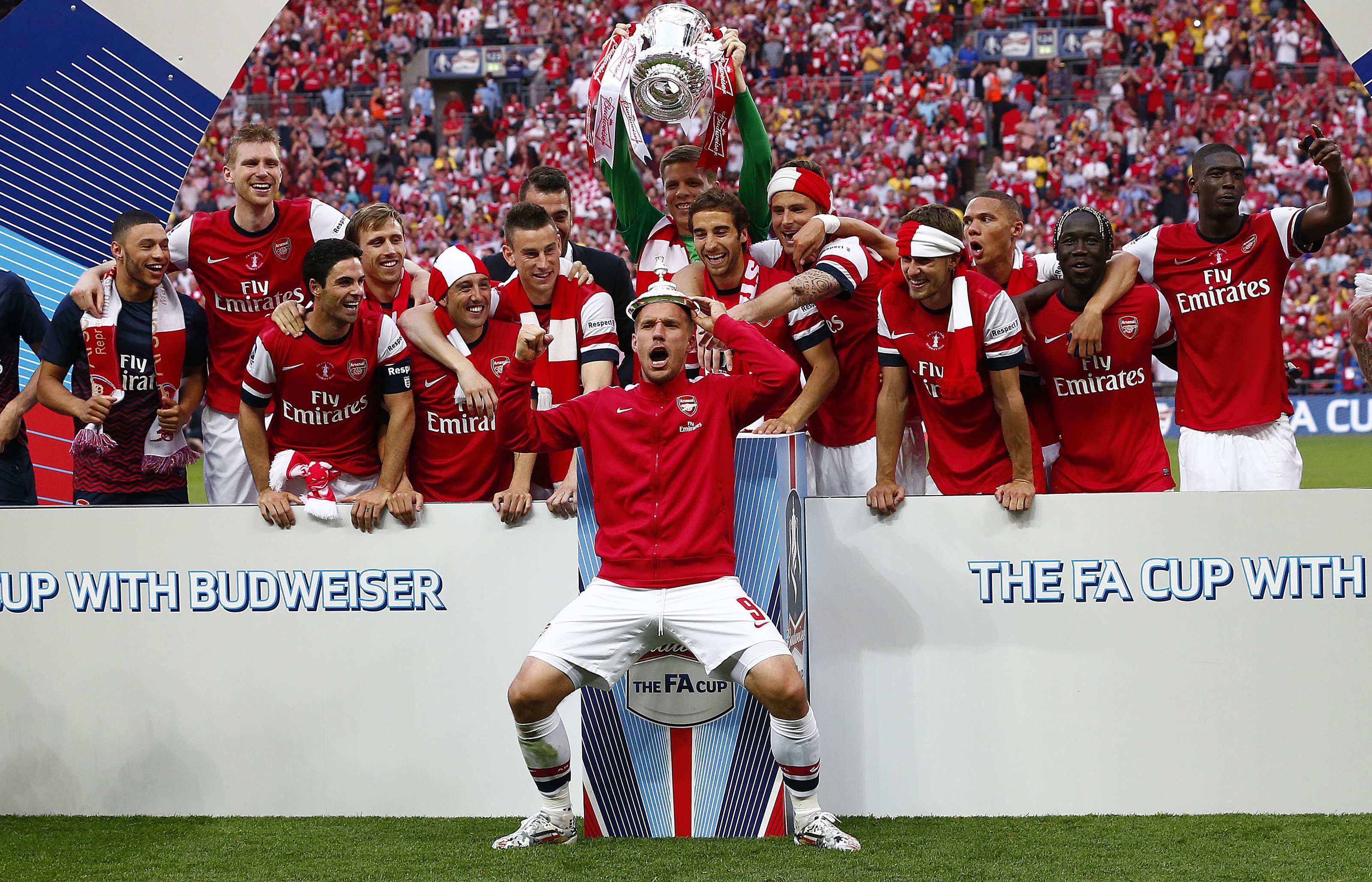 Podolski l&agrave;m tr&ograve; vui