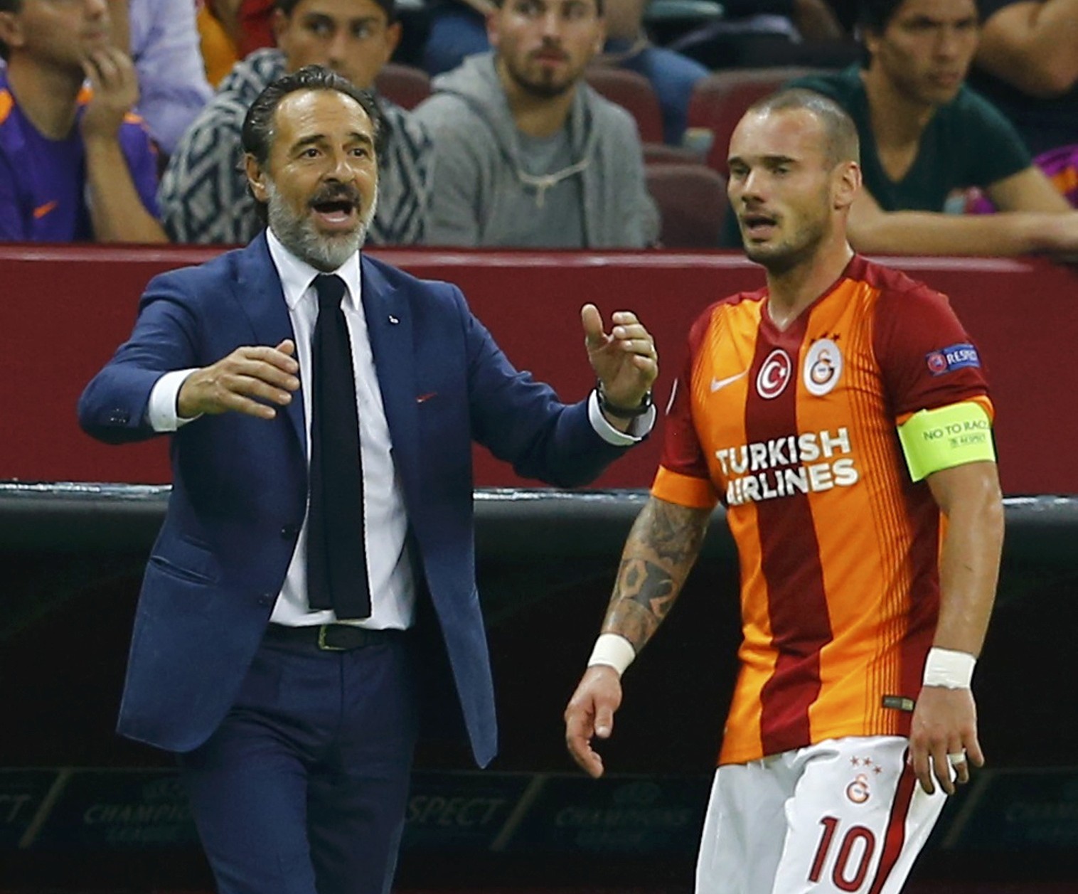 Galatasaray lại quỵt lương, Sneijder dọa kiện lên FIFA