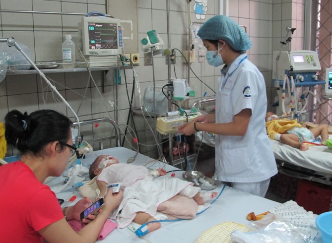 Trước giờ Bộ trưởng Y tế thị sát: Anh tử vong, em nguy kịch vì sởi