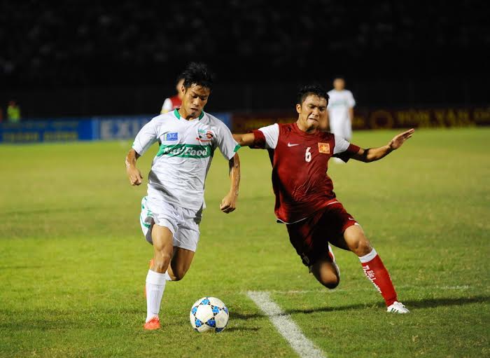 Văn Sơn (tr&aacute;i) g&acirc;y kh&oacute; cho U21 Việt Nam bằng những pha l&ecirc;n b&oacute;ng đầy tốc độ ở bi&ecirc;n