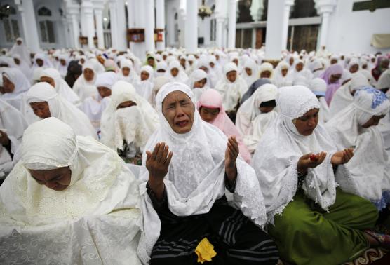 Lễ cầu nguyện tại Aceh &ndash; Indonesia. Ảnh: Reuters