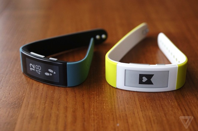 K&iacute;ch thước tổng thể của SmartBand Talk l&agrave; 47.5 x 22.3 x 9.5 mm. B&ecirc;n trong trang bị ch&iacute;p ARM Coretex-M4 32-bit, bộ nhớ trong 2MB, sử dụng pin 70mAh (c&oacute; thể sử dụng khoảng 3 ng&agrave;y), hỗ trợ kết nối NFC, Bluetooth v&agrave; cổng microUSB.