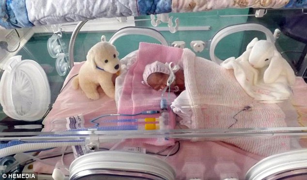 Bé Emily chào đời ở tuần thứ 24 và chỉ nặng 538 g