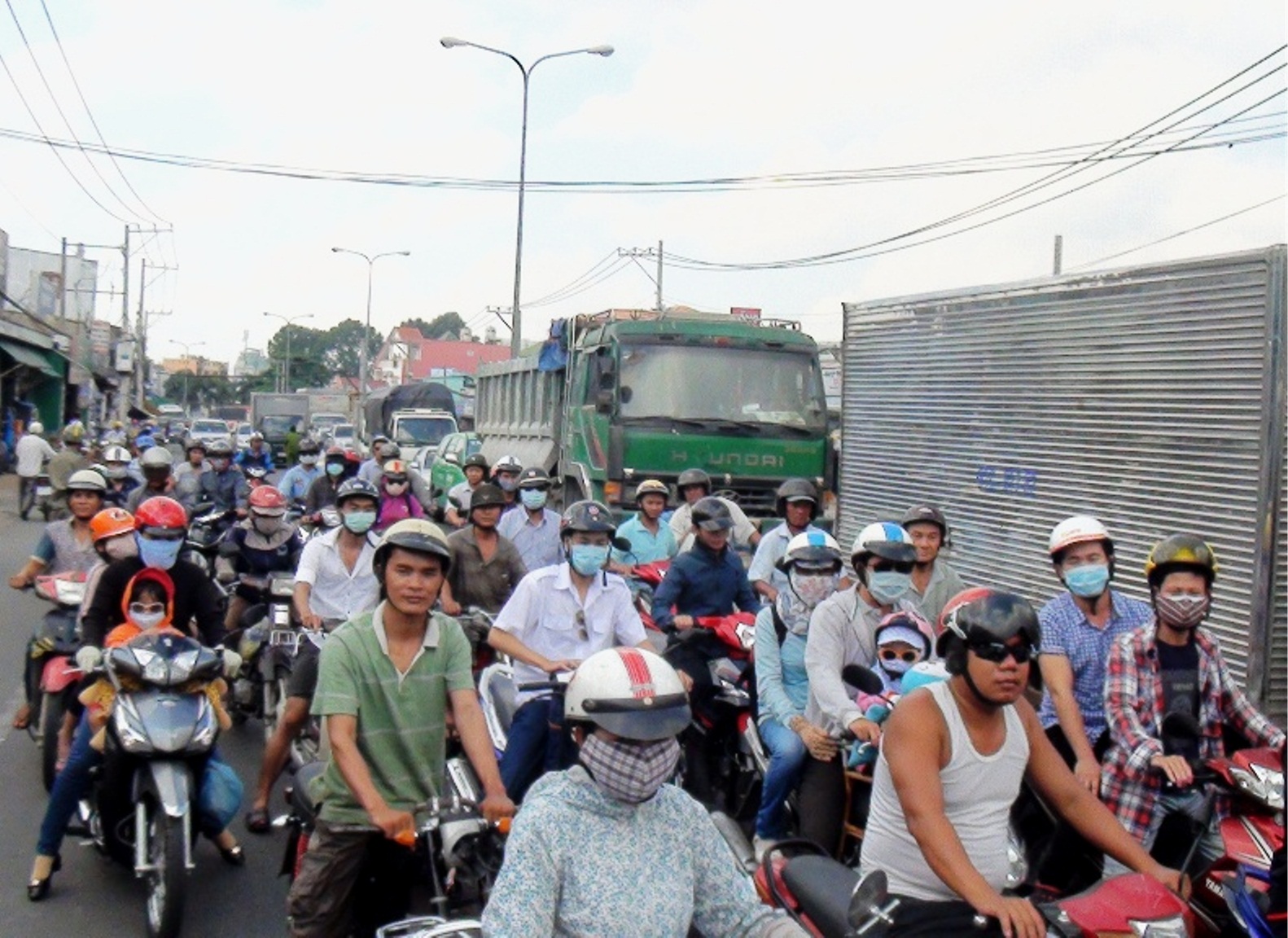 Vụ tai nạn l&agrave;m giao th&ocirc;ng bị &ugrave;n tắc cục bộ