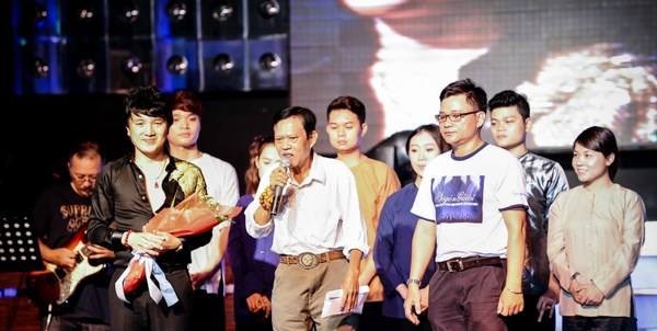 Nhạc sĩ Vinh Sử n&oacute;i lời cảm ơn gửi đến kh&aacute;n giả trong đ&ecirc;m nhạc 20-8.