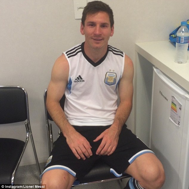 Messi chờ lấy mẫu nước tiểu kiểm tra