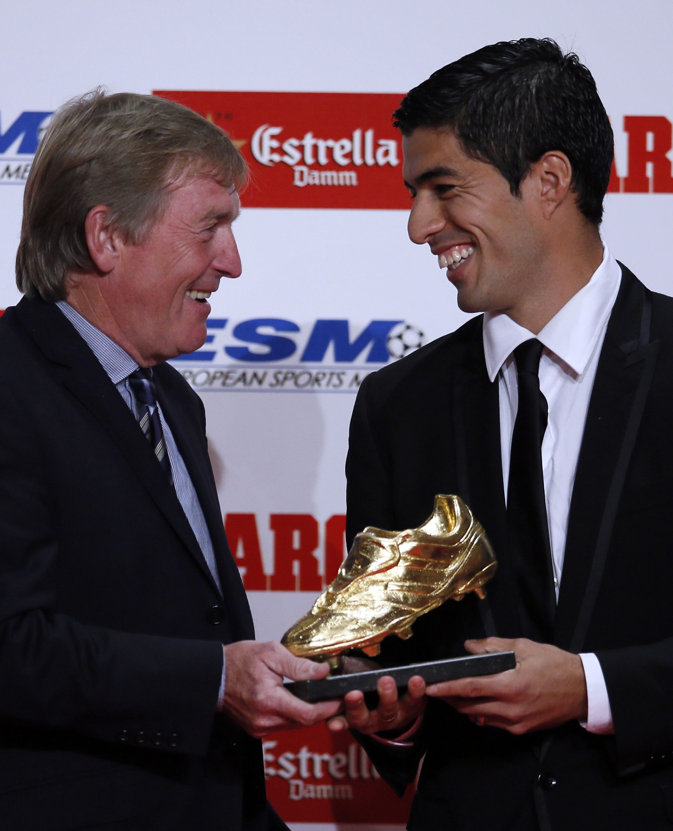 Saurez nhận Chiếc giày vàng từ tay cựu cầu thủ và HLV Liverpool Kenny Dalglish