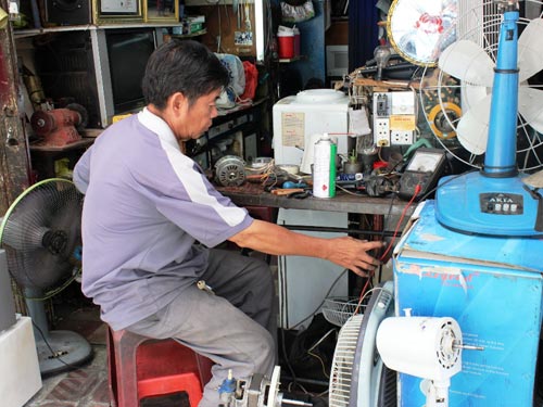 Thợ sửa quạt máy làm việc không ngừng nghỉ.