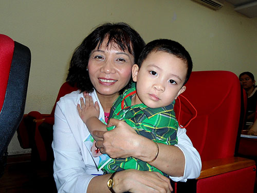 Bé Đoàn Quốc Thịnh, một bệnh nhi từng bị sứt môi - hở vòm nặng, trong vòng tay BS Nguyễn Thị Minh Hằng, Phó trưởng Khoa Răng Hàm Mặt và Phẫu thuật tạo hình Bệnh viện Nhi Đồng 1 (TP HCM), người đã tham gia phẫu thuật cho bé