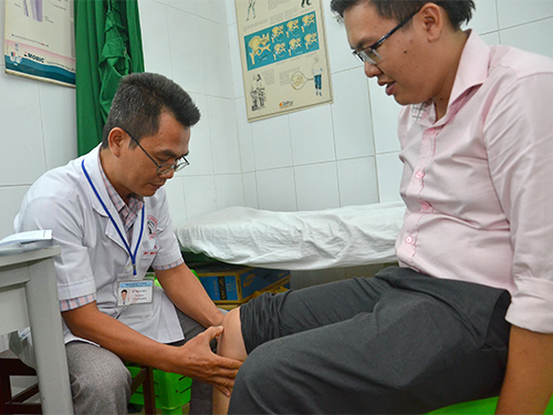 Nếu nghi ngờ bị vi&ecirc;m xương khớp, tốt nhất n&ecirc;n đến b&aacute;c sĩ chuy&ecirc;n khoa để được định bệnh.Ảnh: Tấn Thạnh