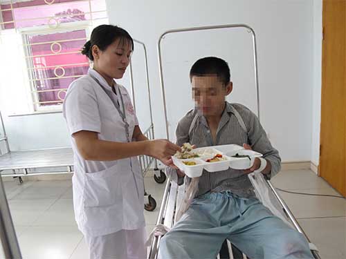 Chăm sóc bệnh nhân tâm thần tại Bệnh viện Tâm thần trung ương IẢnh: VĂN DUẨN