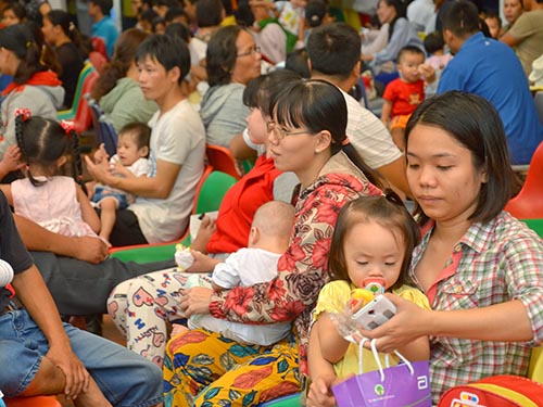 Nếu lo lắng về c&aacute;c sang thương da ở bệnh nhiễm, n&ecirc;n nhờ b&aacute;c sĩ tư vấn. Trong ảnh: Trẻ được kh&aacute;m bệnh tại Bệnh viện Nhi Đồng 2 (TP HCM)Ảnh: TẤN THẠNH