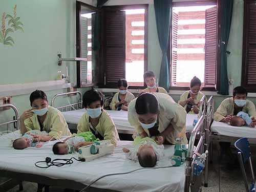 Dịch sởi chưa giảm, thêm trẻ tử vong