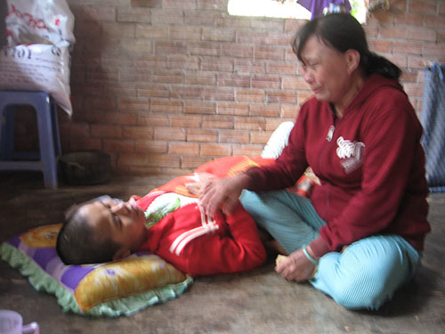 Vụ người mẹ nghi tiêm thuốc diệt cỏ vào 2 con: Tâm lý người mẹ bất thường