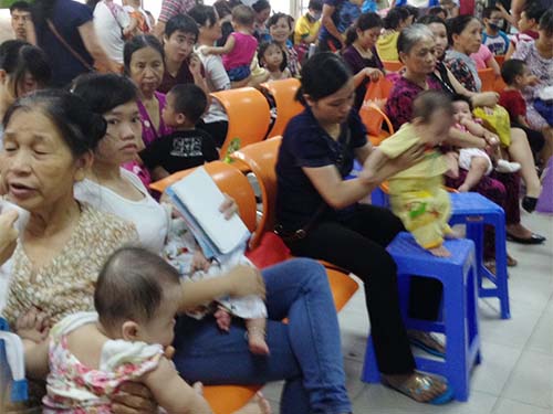 Nhiều người d&acirc;n đưa con đến c&aacute;c điểm ti&ecirc;m chủng dịch vụ