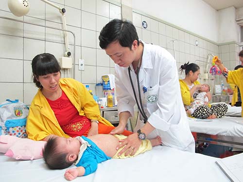 Bệnh nhân mắc sởi điều trị tại Khoa Nhi Bệnh viện Bạch Mai, Hà Nội