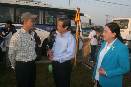 Lãnh đạo Thành ủy và LĐLĐ TP HCM thăm hỏi công nhân về quê ăn Tết 2014
ẢNH: VĨNH TÙNG
