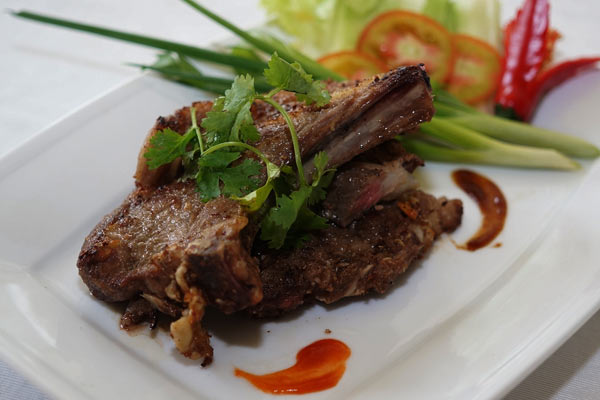 Thịt cừu nướng l&agrave; một trong những đặc sản nổi tiếng của v&ugrave;ng đất nắng gi&oacute; n&agrave;y. Ảnh: Hu Pa.