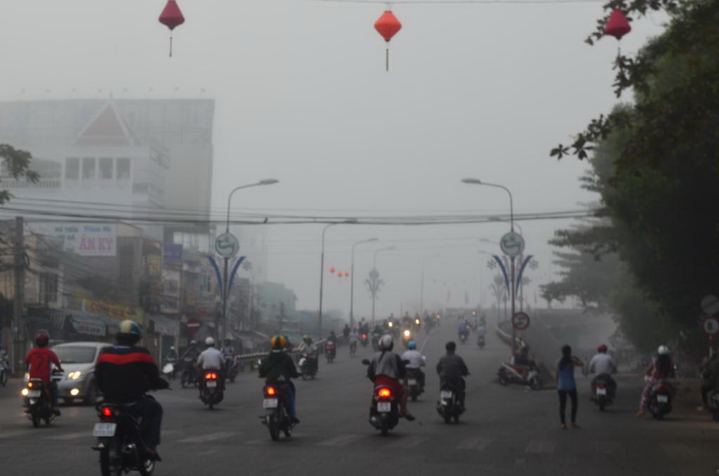Hơn 7 giờ nhưng người d&acirc;n TP Cần Thơ vẫn phải bật đ&egrave;n xe khi tham gia giao th&ocirc;ng
