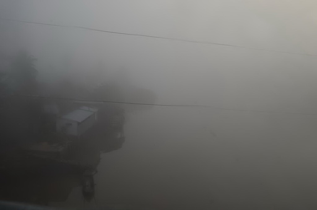 C&aacute;c ng&ocirc;i nh&agrave; b&ecirc;n bờ Vĩnh Long bỗng trở n&ecirc;n thơ mộng, ẩn hiện trong l&agrave;n sương