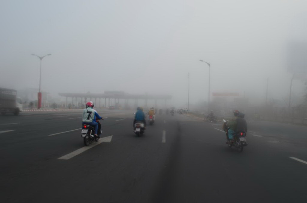 Trạm thu ph&iacute; cầu Cần Thơ ẩn hiện trong sương