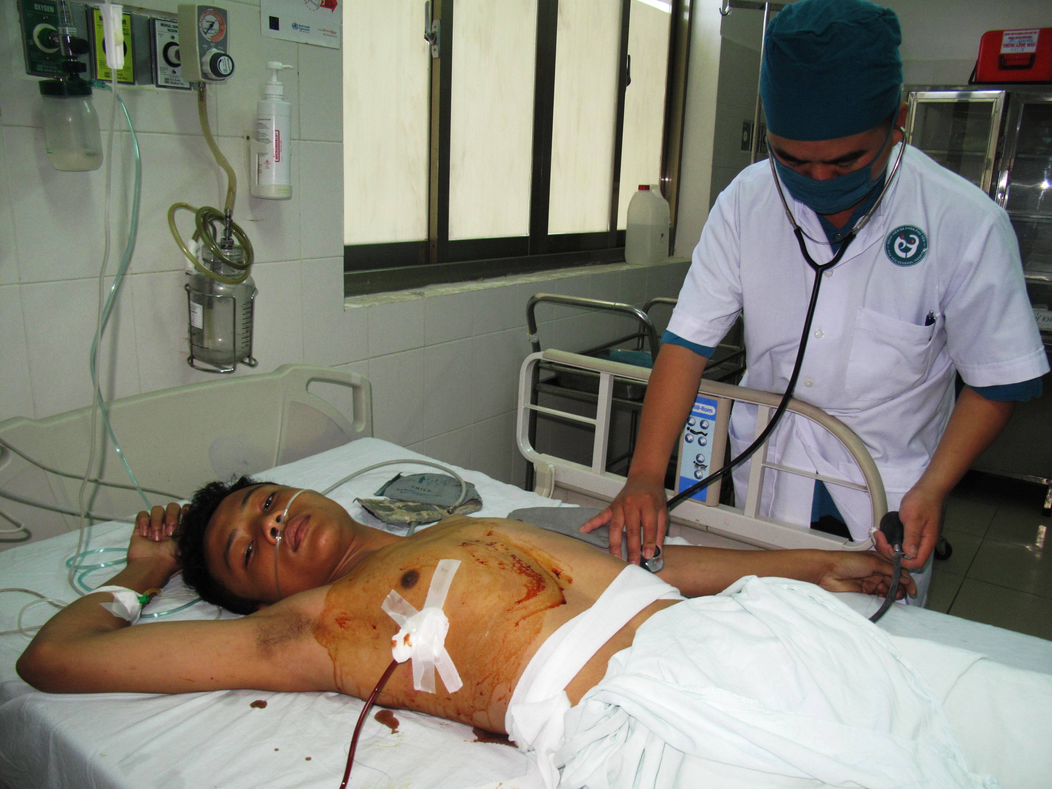 Trần Văn Th&ocirc;ng đang được cấp cứu tại Bệnh viện đa khoa Ph&uacute; Y&ecirc;n
