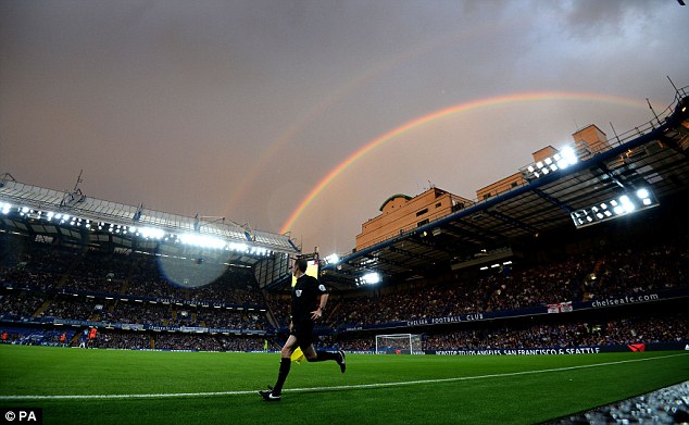Cầu v&ograve;ng tuyệt đẹp xuất hiện sau cơn mưa tr&ecirc;n s&acirc;n Stamford Bridge