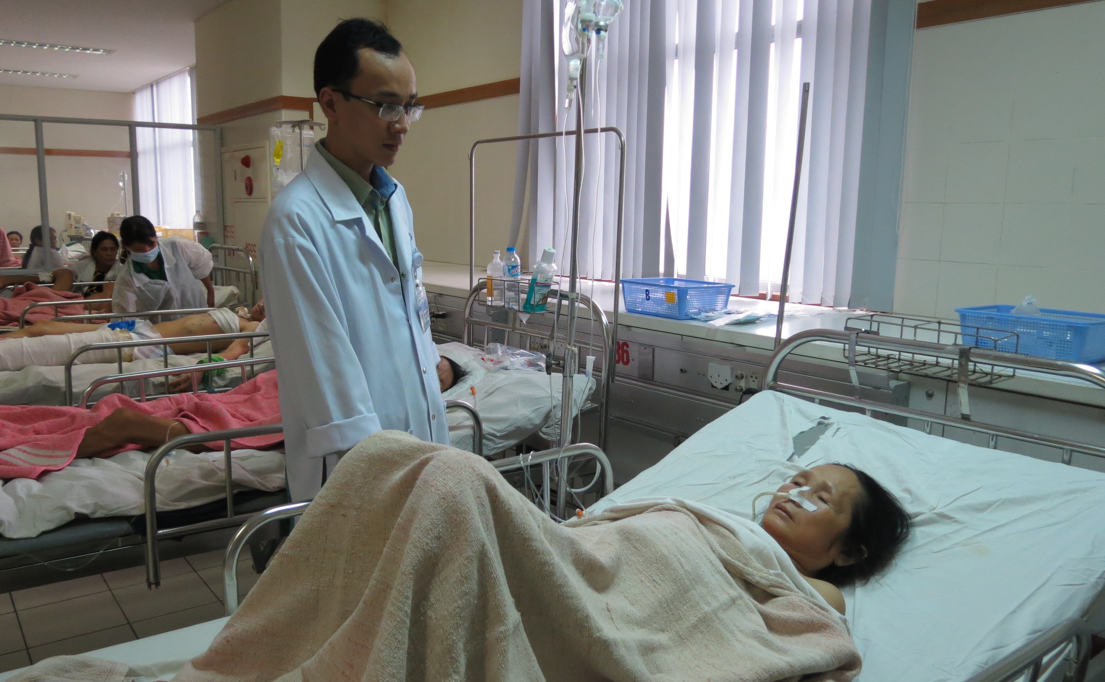 Bẹnh nhân Bùi Thị Kiều đang được chăm sóc sau phẫu thuật. Ảnh Q.Nhật