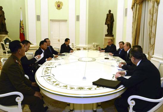 Cuộc gặp h&ocirc;m 18-11 giữa Tổng thống Nga Vladimir Putin c&ugrave;ng Choe Ryong Hae, một phụ t&aacute; th&acirc;n cận của nh&agrave; l&atilde;nh đạo Kim Jong-un (người thứ 3 b&ecirc;n tr&aacute;i). Ảnh: Reuters
