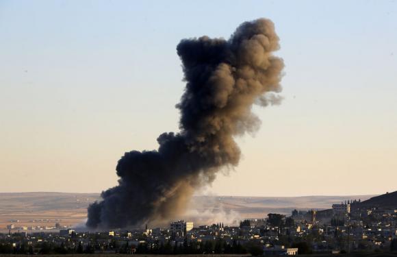Khói đen bốc lên tại một khu phố đông Kobani sau một cuộc không kích vào ngày 8-11-2014. Ảnh: Reuters