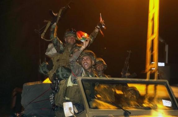 Các tay súng Peshmerga sang hỗ trợ người Kurd ở Syria bằng đường Thổ Nhĩ Kỳ. Ảnh: Reuters