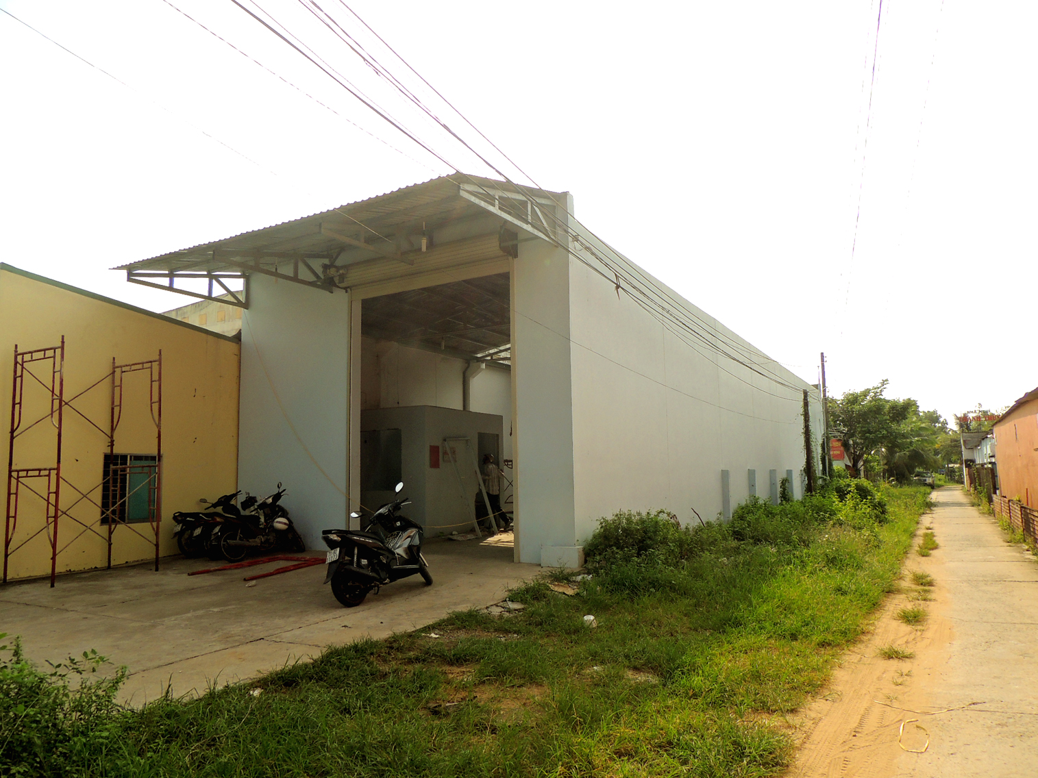 To&agrave;n cảnh gian nh&agrave; kho tr&ecirc;n đường Nguyễn Thị Định đang được th&aacute;o dỡ - ảnh D.M.Phương