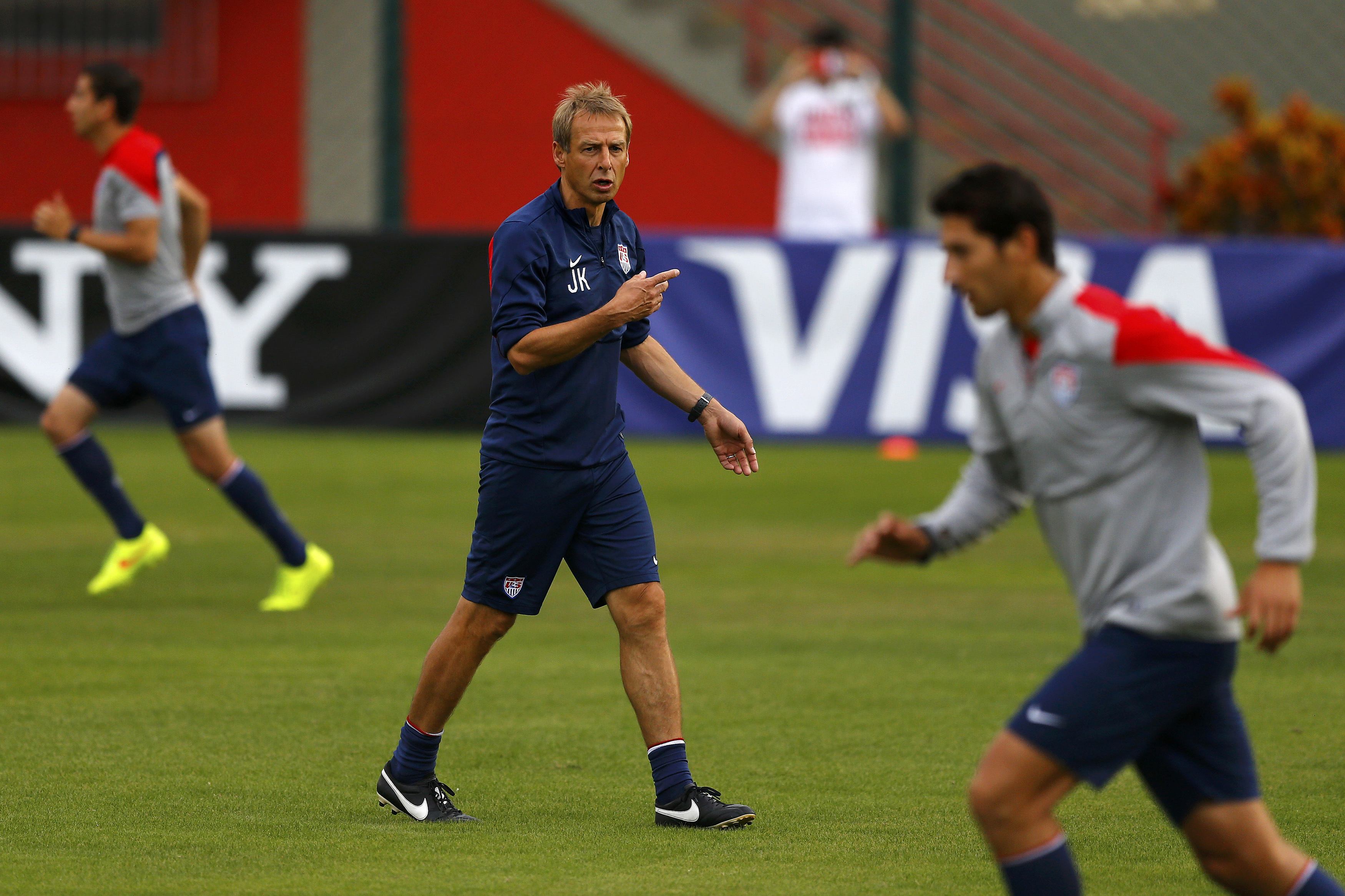 HLV Klinsmann sợ trọng tài Algeria thù vặt!