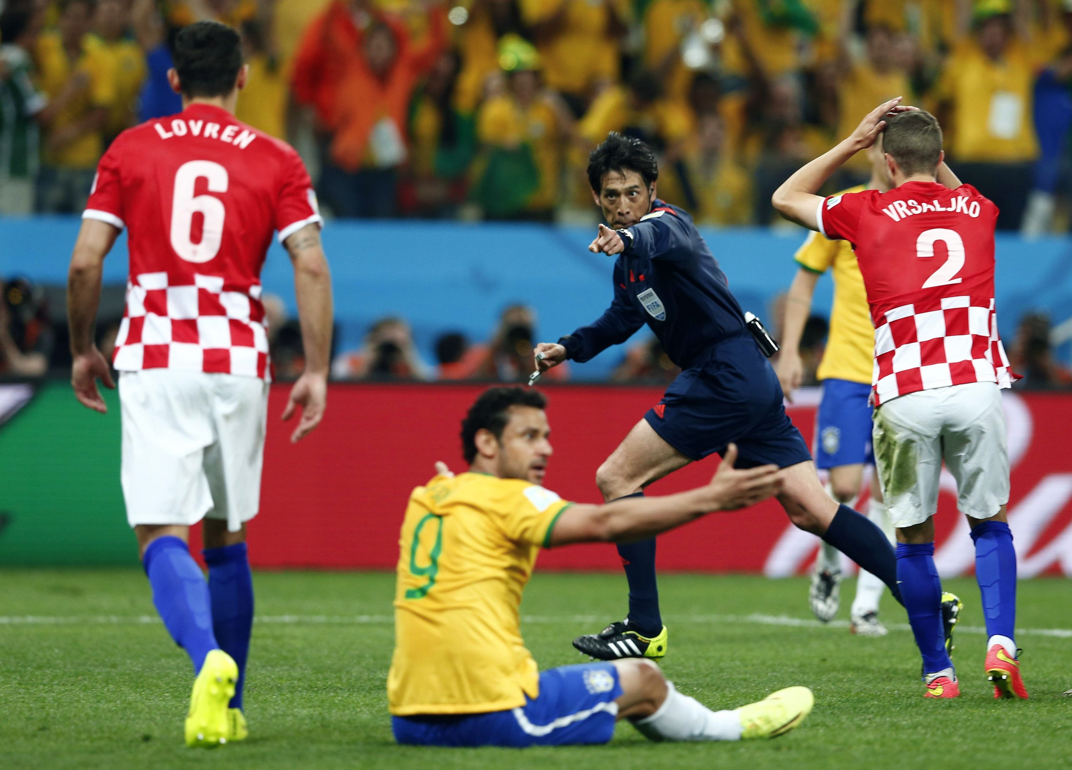 Pha b&oacute;ng thổi phạt đền cho Brazil g&acirc;y tranh c&atilde;i của trọng t&agrave;i Nishimura