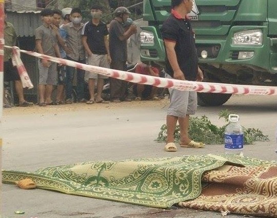 Tài xế vừa lái xe vừa nghe điện thoại, tông chết cả nhà 3 người