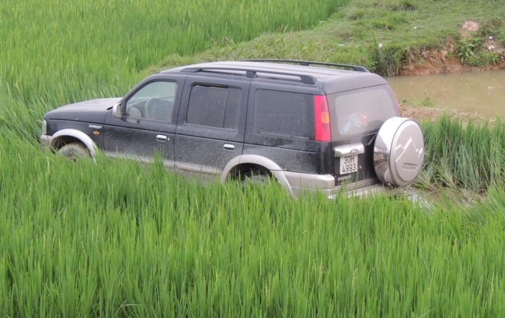 Sau c&uacute; t&ocirc;ng, xe &ocirc; t&ocirc; lao xuống ruộng l&uacute;a, một c&ocirc; g&aacute;i v&agrave; một cụ gi&agrave; tr&ecirc;n xe &ocirc;t&ocirc; bị thương nặng