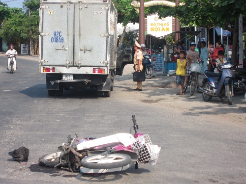 Sau khi gây tai nạn, tài xế xe tải đã bỏ chạy khỏi hiện trường.